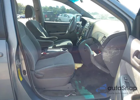 2010 Toyota Sienna Ce z USA, uszkodzony, nr VIN 5TDKK4CC1AS322015